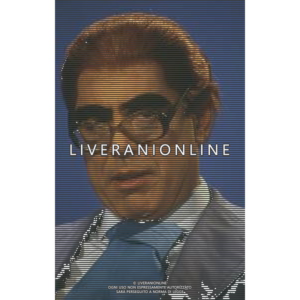 RETROSPETTIVA TEO TEOCOLI ATTORE NELLA FOTO TEO TEOCOLI IMITAZIONE DI FELICE CACCAMO NELLA TRASMISSIONE “MAI DIRE GOAL“ NELL\'ANNO 1993 AG ALDO LIVERANI SAS  