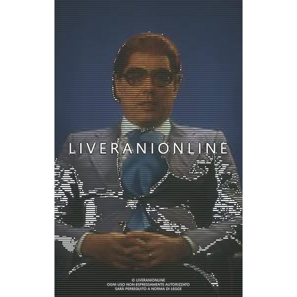 RETROSPETTIVA TEO TEOCOLI ATTORE NELLA FOTO TEO TEOCOLI IMITAZIONE DI FELICE CACCAMO NELLA TRASMISSIONE “MAI DIRE GOAL“ NELL\'ANNO 1993 AG ALDO LIVERANI SAS  