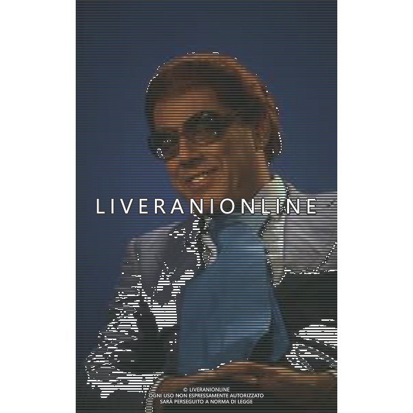 RETROSPETTIVA TEO TEOCOLI ATTORE NELLA FOTO TEO TEOCOLI IMITAZIONE DI FELICE CACCAMO NELLA TRASMISSIONE “MAI DIRE GOAL“ NELL\'ANNO 1993 AG ALDO LIVERANI SAS  