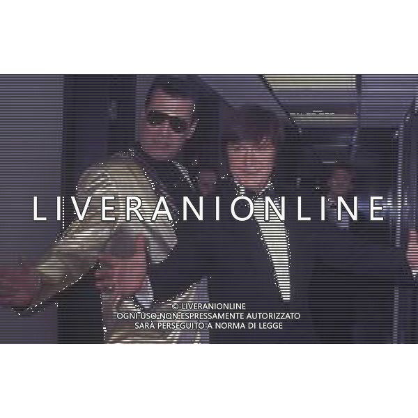 RETROSPETTIVA TEO TEOCOLI ATTORE NELLA FOTO TEO TEOCOLI CON BOBBY SOLO NELL\'ANNO 1990 NELLA TRASMISSIONE “UNA ROTONDA SUL MARE“ AG ALDO LIVERANI SAS  