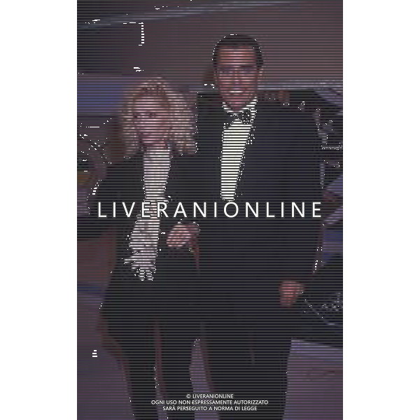 RETROSPETTIVA TEO TEOCOLI ATTORE NELLA FOTO TEO TEOCOLI CON PATTY PRAVO NELL\'ANNO 1990 NELLA TRASMISSIONE “UNA ROTONDA SUL MARE“ AG ALDO LIVERANI SAS  