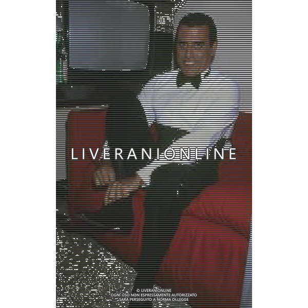 RETROSPETTIVA TEO TEOCOLI ATTORE NELLA FOTO TEO TEOCOLI NELL\'ANNO 1990 NELLA TRASMISSIONE “UNA ROTONDA SUL MARE“ AG ALDO LIVERANI SAS  
