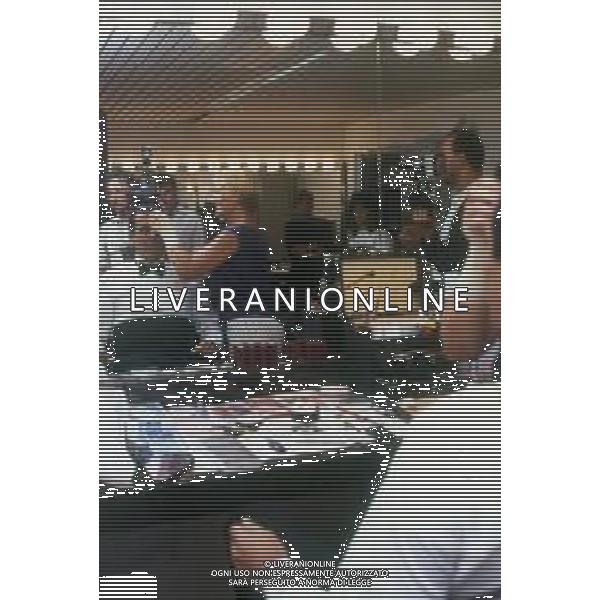 RETROSPETTIVA TEO TEOCOLI ATTORE NELLA FOTO TEO TEOCOLI NELL\'ANNO 1990 NELLA TRASMISSIONE “UNA ROTONDA SUL MARE“ AG ALDO LIVERANI SAS  