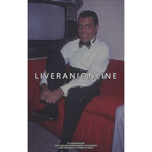 RETROSPETTIVA TEO TEOCOLI ATTORE NELLA FOTO TEO TEOCOLI NELL\'ANNO 1990 NELLA TRASMISSIONE “UNA ROTONDA SUL MARE“ AG ALDO LIVERANI SAS  