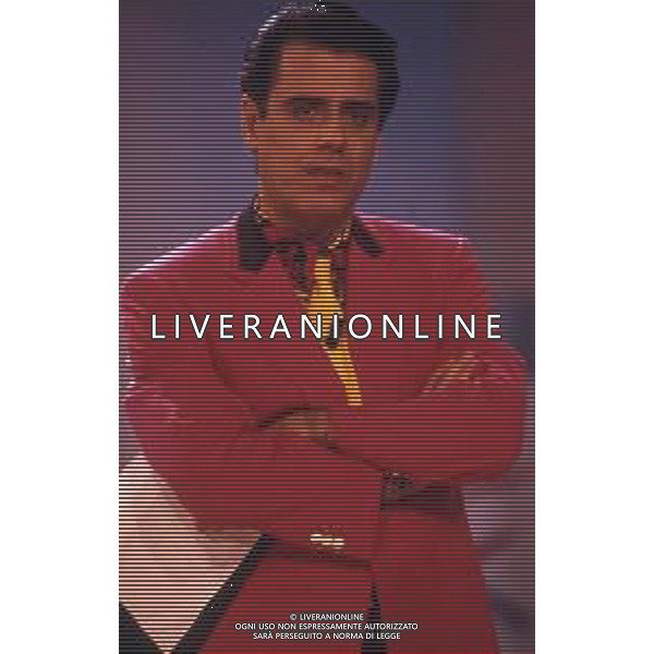 RETROSPETTIVA TEO TEOCOLI ATTORE NELLA FOTO TEO TEOCOLI CONDUCE LA TRASMISSIONE TELEVISIVA “SCHERZI A PARTE“ NELL\'ANNO 1986 AG ALDO LIVERANI SAS  