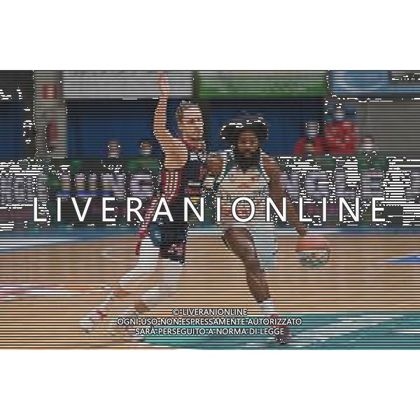¬© TVRG Matteo Montano (Urania Milano) SX e Robert Johnson (Cantu\') DX San Bernardo-Cinelandia Park Cantu\' vs Urania Milano 12a giornata - Campionato Serie A2 girone verde Desio (MB) 21-12-2021 PalaBancoDesio foto Roberto Garavaglia/ag. Aldo Liverani sas/AGENZIA ALDO LIVERANI SAS