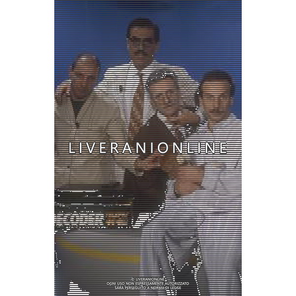 RETROSPETTIVA TEO TEOCOLI ATTORE NELLA FOTO TEO TEOCOLI NELLO SPOT TELEVISIVO DI TELEPIU\' CON ALDO GIOVANNI E GIACOMO AG ALDO LIVERANI SAS