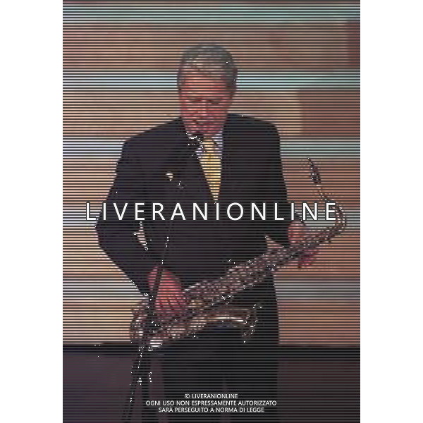 RETROSPETTIVA TEO TEOCOLI ATTORE NELLA FOTO TEO TEOCOLI IMITA BILL CLINTON CON IL SASSOFONO AG ALDO LIVERANI SAS 