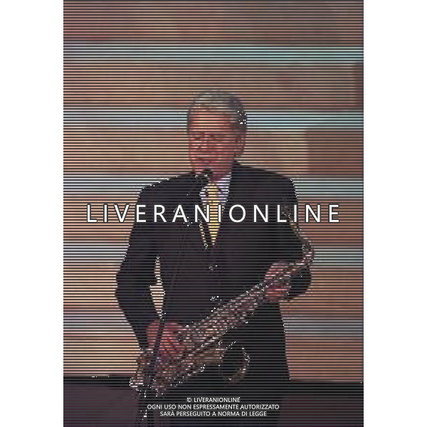 RETROSPETTIVA TEO TEOCOLI ATTORE NELLA FOTO TEO TEOCOLI IMITA BILL CLINTON CON IL SASSOFONO AG ALDO LIVERANI SAS 
