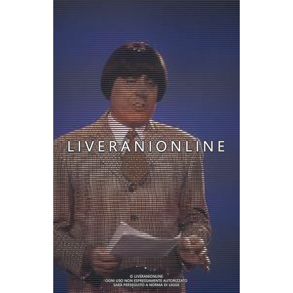 RETROSPETTIVA TEO TEOCOLI ATTORE NELLA FOTO TEO TEOCOLI IMITAZIONE DI GIANDUIA VETTORELLO NELLA TRASMISSIONE “MAI DIRE GOAL“ NELL\'ANNO 1993 AG ALDO LIVERANI SAS 
