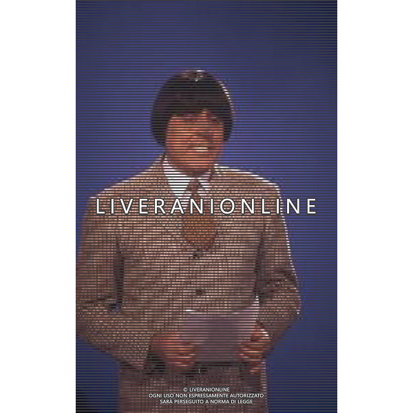 RETROSPETTIVA TEO TEOCOLI ATTORE NELLA FOTO TEO TEOCOLI IMITAZIONE DI GIANDUIA VETTORELLO NELLA TRASMISSIONE “MAI DIRE GOAL“ NELL\'ANNO 1993 AG ALDO LIVERANI SAS 