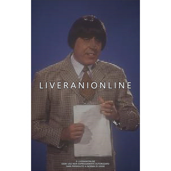 RETROSPETTIVA TEO TEOCOLI ATTORE NELLA FOTO TEO TEOCOLI IMITAZIONE DI GIANDUIA VETTORELLO NELLA TRASMISSIONE “MAI DIRE GOAL“ NELL\'ANNO 1993 AG ALDO LIVERANI SAS 