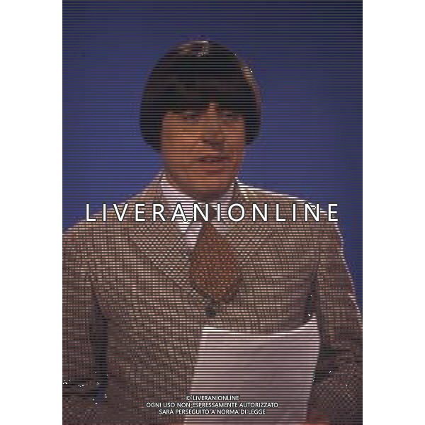 RETROSPETTIVA TEO TEOCOLI ATTORE NELLA FOTO TEO TEOCOLI IMITAZIONE DI GIANDUIA VETTORELLO NELLA TRASMISSIONE “MAI DIRE GOAL“ NELL\'ANNO 1993 AG ALDO LIVERANI SAS 