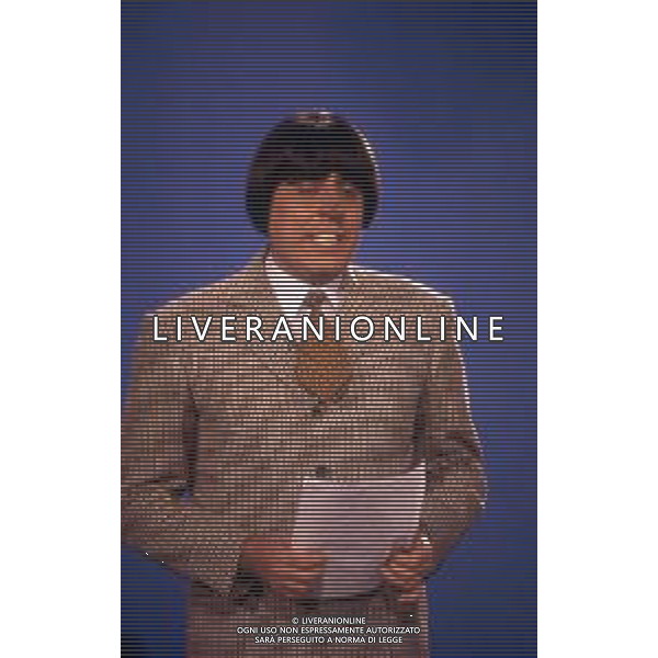 RETROSPETTIVA TEO TEOCOLI ATTORE NELLA FOTO TEO TEOCOLI IMITAZIONE DI GIANDUIA VETTORELLO NELLA TRASMISSIONE “MAI DIRE GOAL“ NELL\'ANNO 1993 AG ALDO LIVERANI SAS 