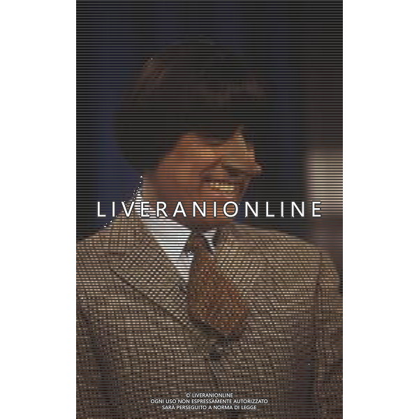 RETROSPETTIVA TEO TEOCOLI ATTORE NELLA FOTO TEO TEOCOLI IMITAZIONE DI GIANDUIA VETTORELLO NELLA TRASMISSIONE “MAI DIRE GOAL“ NELL\'ANNO 1993 AG ALDO LIVERANI SAS 