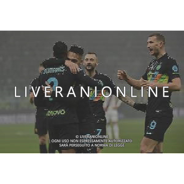 esultanza Inter dopo il gol dell\'1 a 0 Denzel Dumfries con lautaro martinez Inter vs Torino Campionato Serie A TIM - 19a giornata Milano 22-12-2021 Stadio Giuseppe Meazza - San Siro foto Roberto Garavaglia/ag. Aldo Liverani sas /AGENZIA ALDO LIVERANI SAS