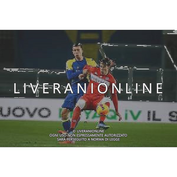 GriffoniE/LMedia - Hellas Verona FC vs ACF Fiorentina - italian soccer Serie A match 2021/2022 22 December 2021 - Marcantonio Bentegodi stadium, Verona, Italy Photo showing: Fiorentina\'s Dusan Vlahovic hindered by Verona\'s Nicolo Casale @GriffoniE/LMedia/AGENZIA ALDO LIVERANI SAS
