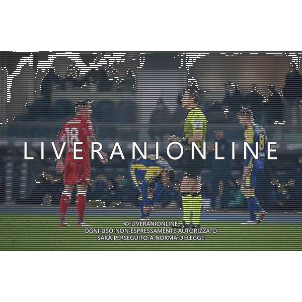 GriffoniE/LMedia - Hellas Verona FC vs ACF Fiorentina - italian soccer Serie A match 2021/2022 22 December 2021 - Marcantonio Bentegodi stadium, Verona, Italy Photo showing: Fiorentina\'s Lucas Torreira talks to the referee of the match Daniele Doveri @GriffoniE/LMedia/AGENZIA ALDO LIVERANI SAS