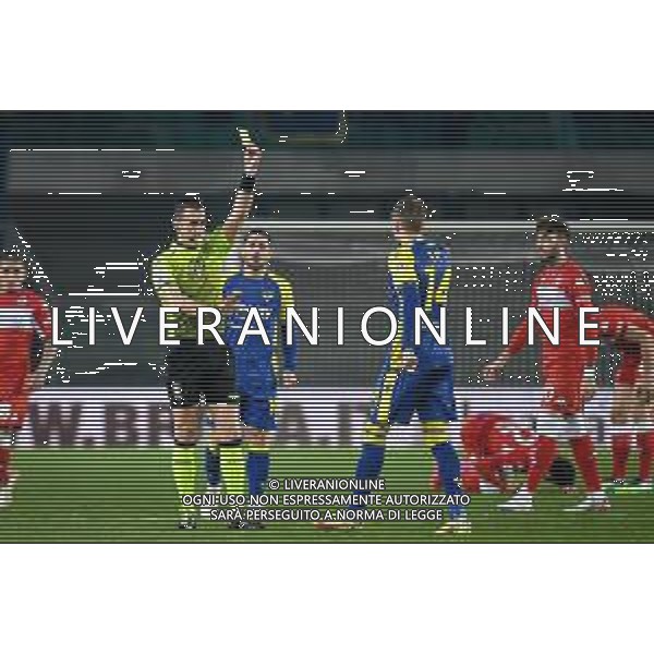 GriffoniE/LMedia - Hellas Verona FC vs ACF Fiorentina - italian soccer Serie A match 2021/2022 22 December 2021 - Marcantonio Bentegodi stadium, Verona, Italy Photo showing: The referee of the match Daniele Doveri shows yellow card to Verona\'s Ivan Ilic @GriffoniE/LMedia/AGENZIA ALDO LIVERANI SAS
