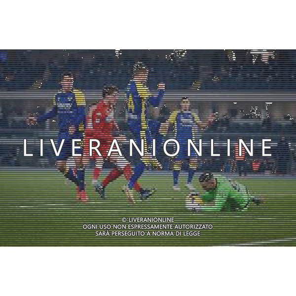 GriffoniE/LMedia - Hellas Verona FC vs ACF Fiorentina - italian soccer Serie A match 2021/2022 22 December 2021 - Marcantonio Bentegodi stadium, Verona, Italy Photo showing: Verona\'s Lorenzo Montipo saves a goal from Fiorentina\'s Dusan Vlahovic @GriffoniE/LMedia/AGENZIA ALDO LIVERANI SAS