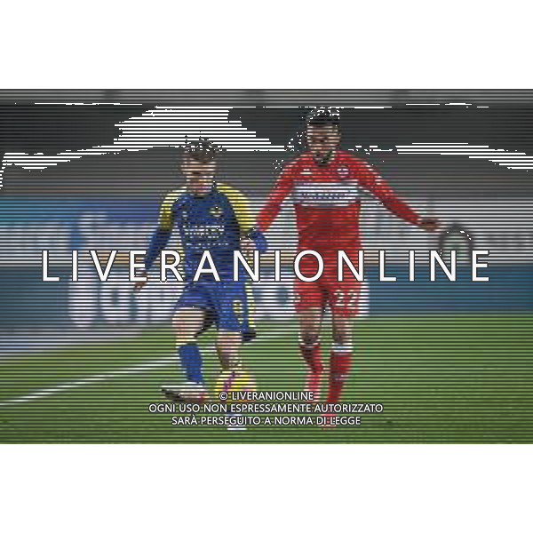 GriffoniE/LMedia - Hellas Verona FC vs ACF Fiorentina - italian soccer Serie A match 2021/2022 22 December 2021 - Marcantonio Bentegodi stadium, Verona, Italy Photo showing: Verona\'s Darko Lazovic in action against Fiorentina\'s Nicolas Gonzalez @GriffoniE/LMedia/AGENZIA ALDO LIVERANI SAS