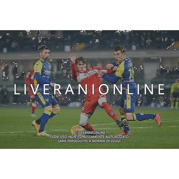 GriffoniE/LMedia - Hellas Verona FC vs ACF Fiorentina - italian soccer Serie A match 2021/2022 22 December 2021 - Marcantonio Bentegodi stadium, Verona, Italy Photo showing: Fiorentina\'s Dusan Vlahovic thwarted by Verona\'s Nicolo Casale @GriffoniE/LMedia/AGENZIA ALDO LIVERANI SAS