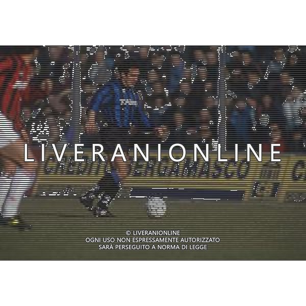 RETROSPETTIVA ROBERTO BORDIN CALCIATORE NELLA FOTO ROBERTO BORDIN CON LA MAGLIA DELL\'ATALANTA CALCIO NELL\'ANNO 1992-1993 AG ALDO LIVERANI SAS