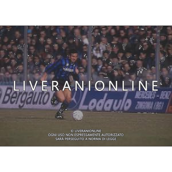 RETROSPETTIVA ROBERTO BORDIN CALCIATORE NELLA FOTO ROBERTO BORDIN CON LA MAGLIA DELL\'ATALANTA CALCIO NELL\'ANNO 1992-1993 AG ALDO LIVERANI SAS