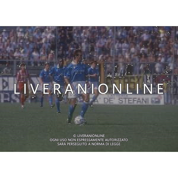 RETROSPETTIVA ROBERTO BORDIN CALCIATORE NELLA FOTO ROBERTO BORDIN CON LA MAGLIA DEL NAPOLI CALCIO NELL\'ANNO 1994-1995 AG ALDO LIVERANI SAS