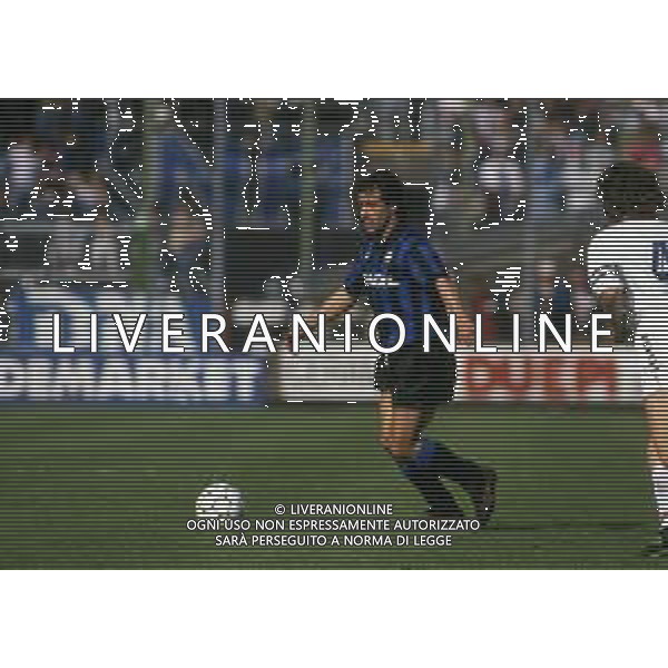 RETROSPETTIVA CARLO PERRONE CALCIATORE NELLA FOTO CARLO PERRONE CON LA MAGLIA DELL\'ATALANTA CALCIO NELL\'ANNO 1990-1991 AG ALDO LIVERANI SAS