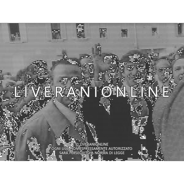 RETROSPETTIVA MINO REITANO CANTANTE NELLA FOTO MINO REITANO IL GIORNO DELLE NOZZE CON LA MOGLIE PATRIZIA VERNOLA 09-03-1977 A CARATE BRIANZA AG ALDO LIVERANI SAS
