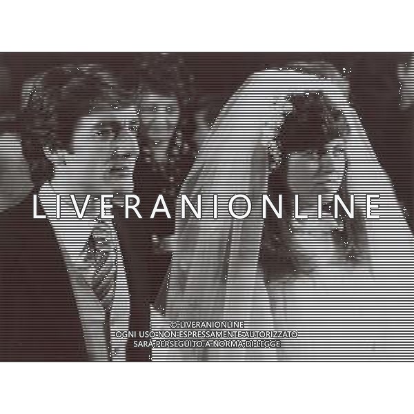 RETROSPETTIVA MINO REITANO CANTANTE NELLA FOTO MINO REITANO IL GIORNO DELLE NOZZE CON LA MOGLIE PATRIZIA VERNOLA 09-03-1977 A CARATE BRIANZA AG ALDO LIVERANI SAS