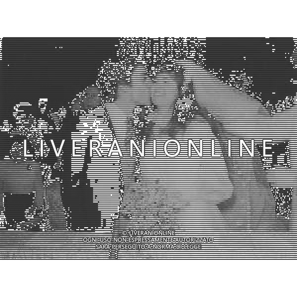 RETROSPETTIVA MINO REITANO CANTANTE NELLA FOTO MINO REITANO IL GIORNO DELLE NOZZE CON LA MOGLIE PATRIZIA VERNOLA 09-03-1977 A CARATE BRIANZA AG ALDO LIVERANI SAS