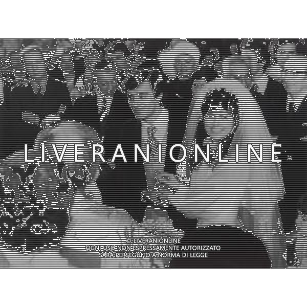 RETROSPETTIVA MINO REITANO CANTANTE NELLA FOTO MINO REITANO IL GIORNO DELLE NOZZE CON LA MOGLIE PATRIZIA VERNOLA 09-03-1977 A CARATE BRIANZA AG ALDO LIVERANI SAS