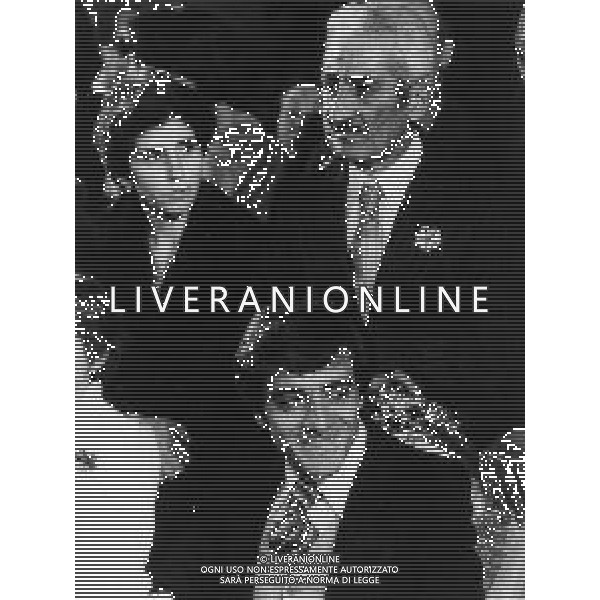 RETROSPETTIVA MINO REITANO CANTANTE NELLA FOTO MINO REITANO IL GIORNO DELLE NOZZE CON LA MOGLIE PATRIZIA VERNOLA 09-03-1977 A CARATE BRIANZA AG ALDO LIVERANI SAS