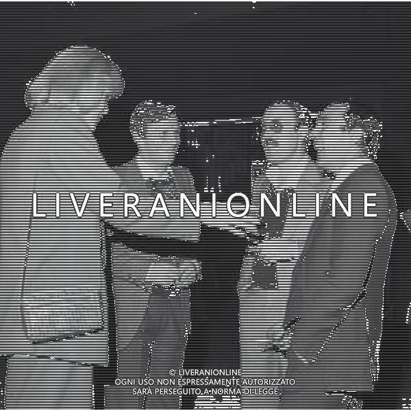 RETROSPETTIVA UMBERTO ORSINI ATTORE NELLA FOTO UMBERTO ORSINI A MILANO NELL\'ANNO 1979 CON ELLEN KESSLER  e il regista GianCarlo Sepe AG ALDO LIVERANI SAS