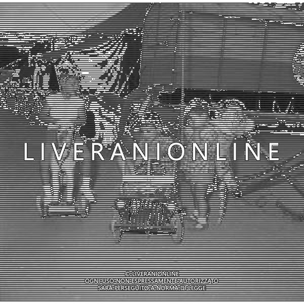 RETROSPETTIVA CIRCO TOGNI A ROMA NEGLI ANNI \'60 NELLA FOTO BAMBINI GIOCANO NEL PIAZZALE DOVE E\' MONTATO IL TENDONE ©Archivio Giovanni Liverani/ AGENZIA ALDO LIVERANI SAS