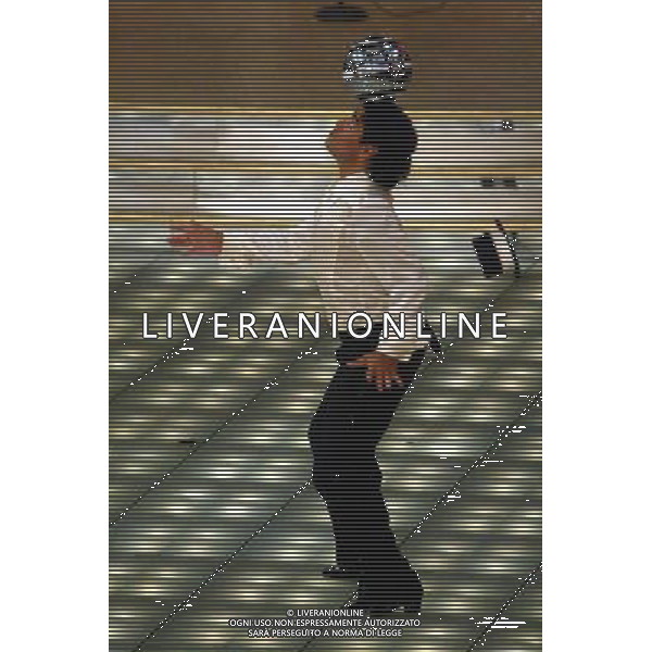 Roma 01/10/2005 - Trasmissione televisiva \' Ballando con le stelle \' Diego Armando Maradona balla con il pallone ph TvPhoto/agenzia aldo liverani