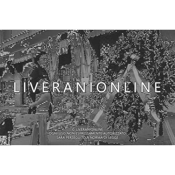 MILANO 03/05/1975 - FUNERALI di SERGIO RAMELLI, aggredito il 13 Aprile da militanti dell\'ultra sinistra che lo colpirono alla testa con chiavii inglesi e sbarre di ferro. NELLA FOTO CORONE E FIORI DAVANTI ALLA SUA ABITAZIONE, in via Amadeo ©Archivio Giovanni Liverani/AG. ALDO LIVERANI SAS