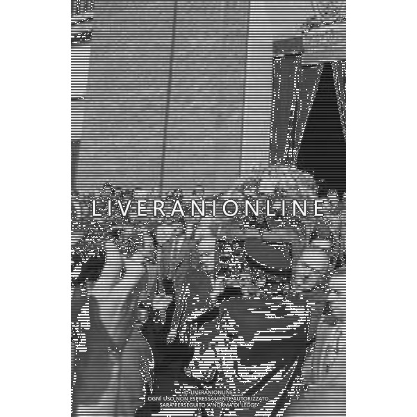 MILANO 03/05/1975 - FUNERALI di SERGIO RAMELLI, aggredito il 13 Aprile da militanti dell\'ultra sinistra che lo colpirono alla testa con chiavii inglesi e sbarre di ferro. NELLA FOTO IL FERETRO PORTATO A SPALLA DA FRANCO SERVELLO E GIORGIO ALMIRANTE ©Archivio Giovanni Liverani/AG. ALDO LIVERANI SAS