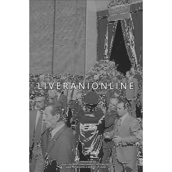 MILANO 03/05/1975 - FUNERALI di SERGIO RAMELLI, aggredito il 13 Aprile da militanti dell\'ultra sinistra che lo colpirono alla testa con chiavii inglesi e sbarre di ferro. NELLA FOTO IL FERETRO PORTATO A SPALLA DA FRANCO SERVELLO E GIORGIO ALMIRANTE ©Archivio Giovanni Liverani/AG. ALDO LIVERANI SAS