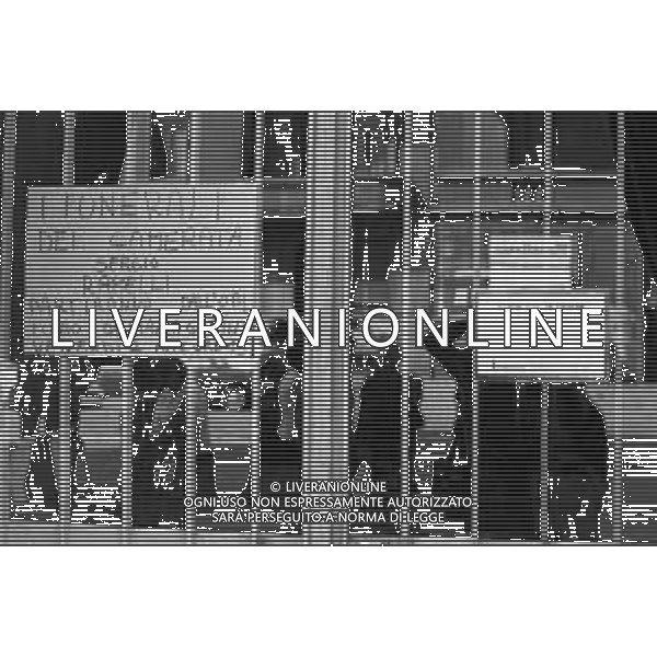 MILANO 03/05/1975 - FUNERALI di SERGIO RAMELLI, aggredito il 13 Aprile da militanti dell\'ultra sinistra che lo colpirono alla testa con chiavii inglesi e sbarre di ferro. NELLA FOTO IL PORTONE DELLA SUA ABITAZIONE, in via Amadeo ©Archivio Giovanni Liverani/AG. ALDO LIVERANI SAS