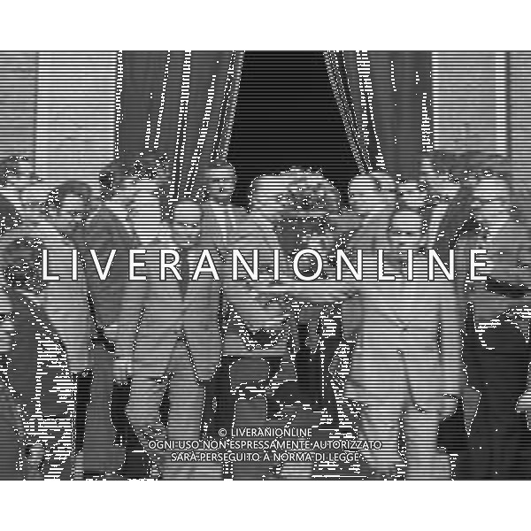 MILANO 03/05/1975 - FUNERALI di SERGIO RAMELLI, aggredito il 13 Aprile da militanti dell\'ultra sinistra che lo colpirono alla testa con chiavii inglesi e sbarre di ferro. NELLA FOTO IL FERETRO PORTATO A SPALLA DA FRANCO SERVELLO E GIORGIO ALMIRANTE ©Archivio Giovanni Liverani/AG. ALDO LIVERANI SAS
