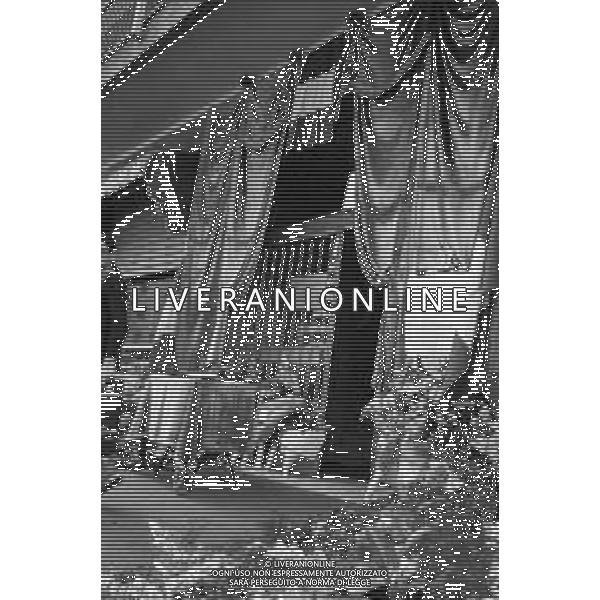 MILANO 03/05/1975 - FUNERALI di SERGIO RAMELLI, aggredito il 13 Aprile da militanti dell\'ultra sinistra che lo colpirono alla testa con chiavii inglesi e sbarre di ferro. NELLA FOTO CORONE E FIORI DAVANTI ALLA SUA ABITAZIONE, in via Amadeo ©Archivio Giovanni Liverani/AG. ALDO LIVERANI SAS
