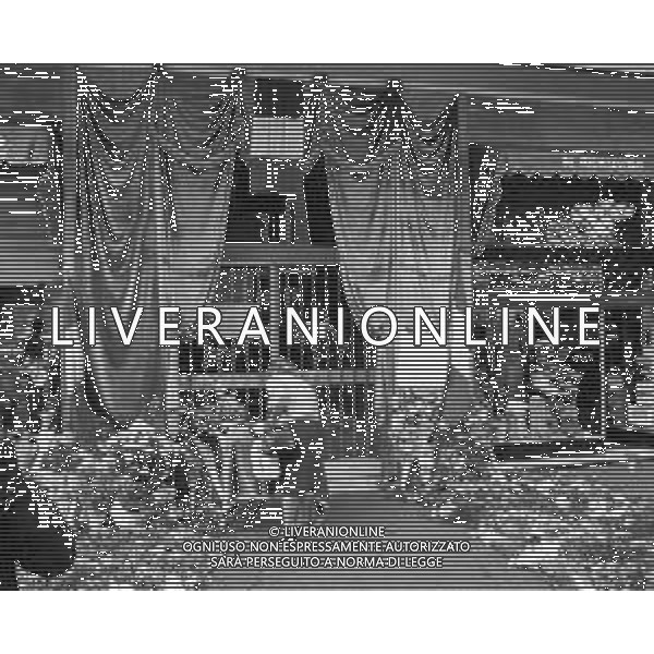MILANO 03/05/1975 - FUNERALI di SERGIO RAMELLI, aggredito il 13 Aprile da militanti dell\'ultra sinistra che lo colpirono alla testa con chiavii inglesi e sbarre di ferro. NELLA FOTO CORONE E FIORI DAVANTI ALLA SUA ABITAZIONE, in via Amadeo ©Archivio Giovanni Liverani/AG. ALDO LIVERANI SAS