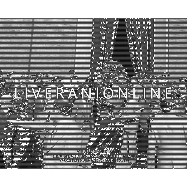 MILANO 03/05/1975 - FUNERALI di SERGIO RAMELLI, aggredito il 13 Aprile da militanti dell\'ultra sinistra che lo colpirono alla testa con chiavii inglesi e sbarre di ferro. NELLA FOTO IL FERETRO PORTATO A SPALLA DA FRANCO SERVELLO E GIORGIO ALMIRANTE ©Archivio Giovanni Liverani/AG. ALDO LIVERANI SAS
