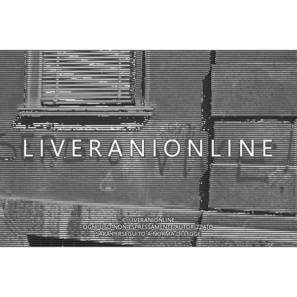 MILANO 03/05/1975 - FUNERALI di SERGIO RAMELLI, aggredito il 13 Aprile da militanti dell\'ultra sinistra che lo colpirono alla testa con chiavii inglesi e sbarre di ferro. NELLA FOTO SCRITTE ALLA FERMATA DEL TRAM, SUI MURI E PER LE VIE DELLA CITTA\' ©Archivio Giovanni Liverani/AG. ALDO LIVERANI SAS