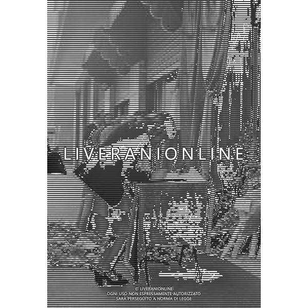 MILANO 03/05/1975 - FUNERALI di SERGIO RAMELLI, aggredito il 13 Aprile da militanti dell\'ultra sinistra che lo colpirono alla testa con chiavii inglesi e sbarre di ferro. NELLA FOTO CORONE E FIORI DAVANTI ALLA SUA ABITAZIONE, in via Amadeo ©Archivio Giovanni Liverani/AG. ALDO LIVERANI SAS