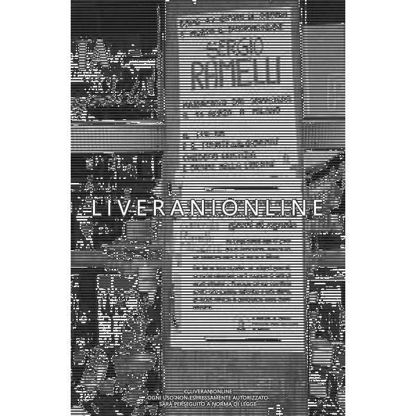MILANO 03/05/1975 - FUNERALI di SERGIO RAMELLI, aggredito il 13 Aprile da militanti dell\'ultra sinistra che lo colpirono alla testa con chiavii inglesi e sbarre di ferro. NELLA FOTO SCRITTE ALLA FERMATA DEL TRAM, SUI MURI E PER LE VIE DELLA CITTA\' ©Archivio Giovanni Liverani/AG. ALDO LIVERANI SAS