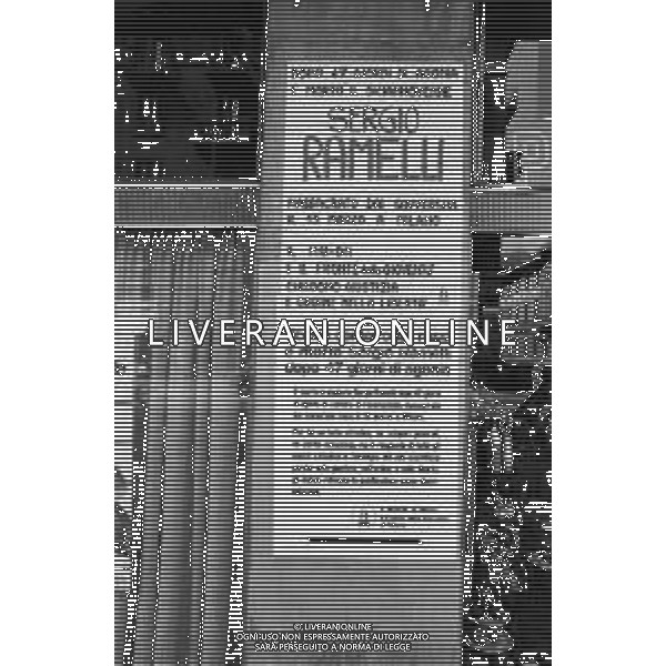 MILANO 03/05/1975 - FUNERALI di SERGIO RAMELLI, aggredito il 13 Aprile da militanti dell\'ultra sinistra che lo colpirono alla testa con chiavii inglesi e sbarre di ferro. NELLA FOTO SCRITTE ALLA FERMATA DEL TRAM, SUI MURI E PER LE VIE DELLA CITTA\' ©Archivio Giovanni Liverani/AG. ALDO LIVERANI SAS